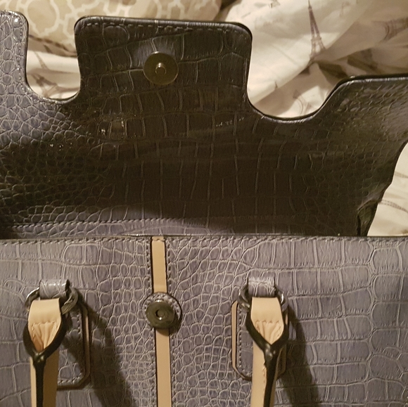 Guess Purse PRIME Condition - Picture 3 of 4